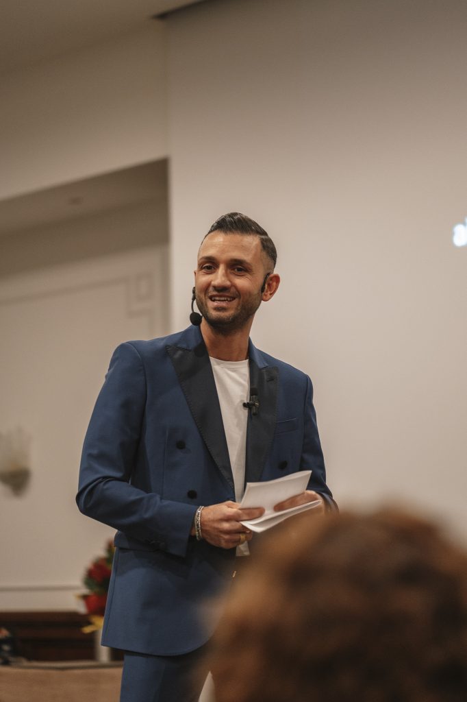 Foto di stefano Giagheddu, durante la presentazione del suo libro Svegliati e Vai a vendere!